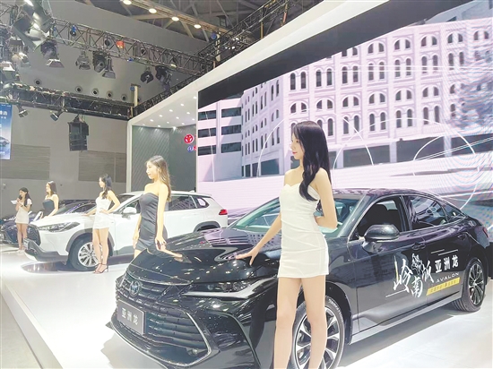 車展自然少不了靚麗車模。