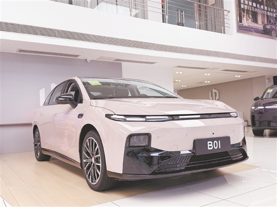 零跑B01外觀優(yōu)雅動(dòng)感。