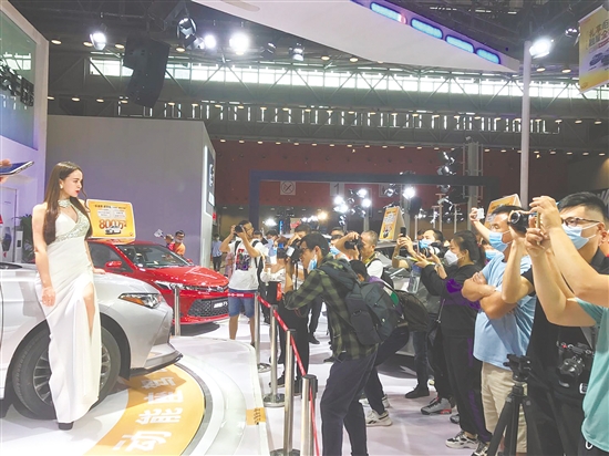 歷屆“十一”車展吸引了眾多消費(fèi)者前來逛展。